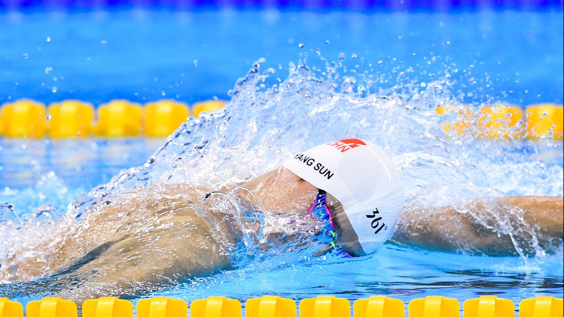 跨界风暴,当勇士单节击溃篮网,拉梅洛在F1赛道接管比赛